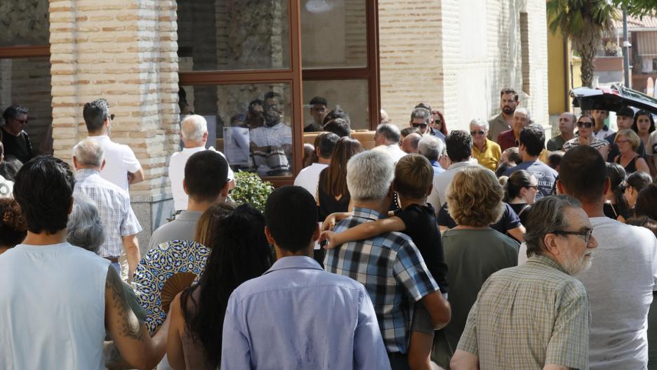 El féretro con los restos mortales del pequeño Mateo, el niño de 11 años que fue asesinado el pasado domingo mientras jugaba al fútbol con unos amigos, llega a la iglesia de la localidad para celebrar el funeral. EFE/ Ismael Herrero