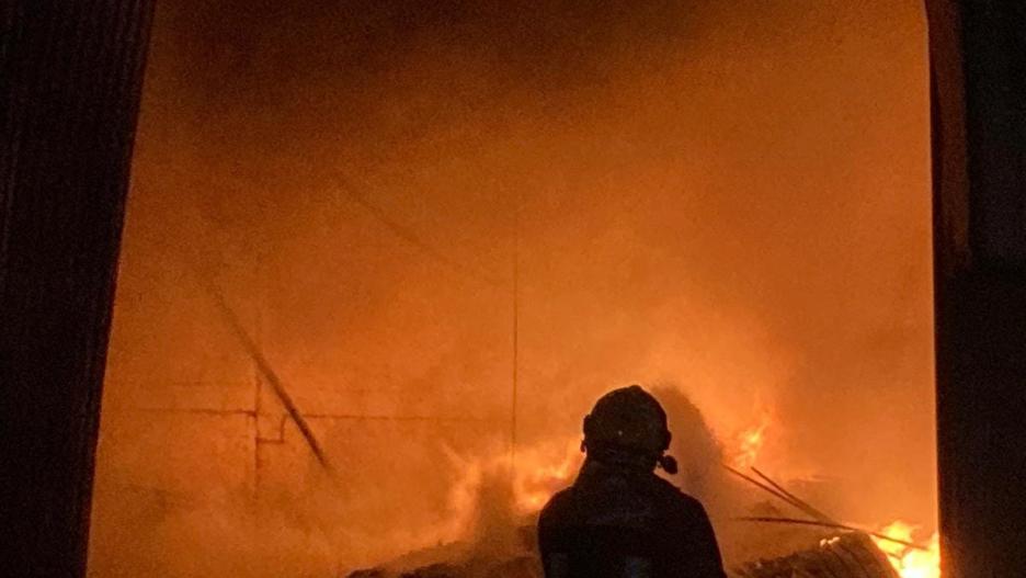 Bombero interviene en el incendio de una nave industrial en Tomelloso