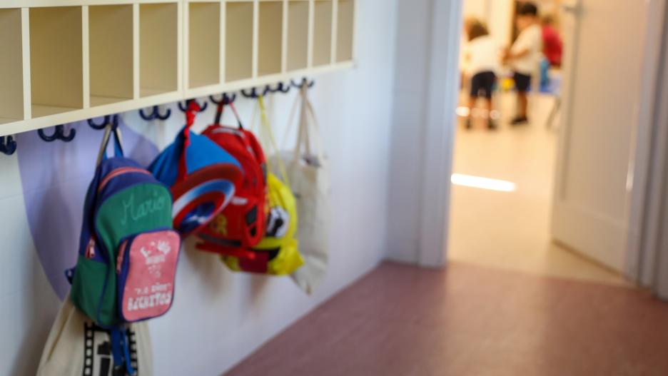 Varias mochilas en una percha de un aula de 0 a 3 años del colegio CEIP Hernán Cortés, durante el primer día de comienzo del curso escolar, a 7 de septiembre de 2022, en Madrid (España). El curso escolar 2022/2023 comienza este año con la implantación de la LOMLOE en los cursos impares y con la aplicación de la bajada de ratios de alumnos en las aulas de la región, que se implantará de manera progresiva durante los próximos años desde Educación Infantil. De esta manera, durante este curso académico se reduce el número de alumnos a 20 por clase en el segundo ciclo de Infantil (4 años). El curso también está marcado por el fin de las medidas contra el Covid-19. En el caso de la educación pública madrileña, los niños de Infantil y Primaria vuelven hoy a las aulas mientras que en la ESO, Bachillerato y FP, empiezan mañana, 8 de septiembre.
07 SEPTIEMBRE 2022;NIÑOS;VUELTA AL COLE;COLEGIO;EDUCACIÓN;MADRID;COMUNIDAD DE MADRID;MATERIALES;
Marta Fernández / Europa Press
(Foto de ARCHIVO)
07/9/2022