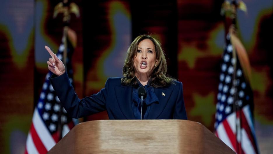 Chicago (United States), 22/08/2024.- Democratic presidential nominee and US Vice President Kamala Harris speaks during the final night of the Democratic National Convention (DNC) at the United Center in Chicago, Illinois, USA, 22 August, 2024. The 2024 Democratic National Convention is being held from 19 to 22 August 2024, during which delegates of the United States' Democratic Party will vote on the party's platform and ceremonially vote for the party's nominee for president, Vice President Kamala Harris, and for vice president, Governor Tim Walz of Minnesota, for the upcoming presidential election. (Estados Unidos) EFE/EPA/WILL OLIVER