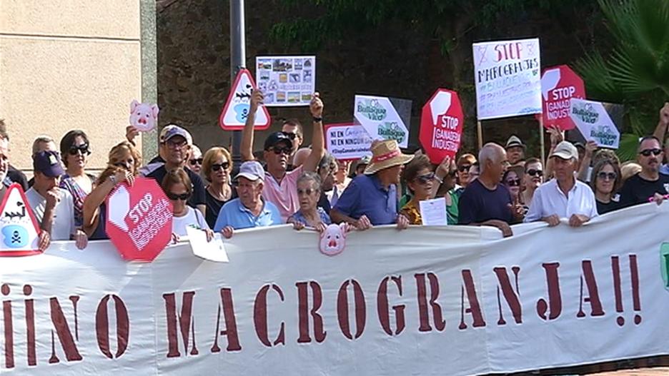 Protesta contra la instalación de una macrogranja en El Robledo (Ciudad Real)