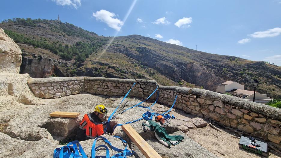 Bomberos y técnicos municipales están analizando los daños y valorando la situación.