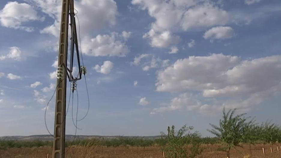 Poste doblado del que se sustrajo el cobre en Los Yébenes