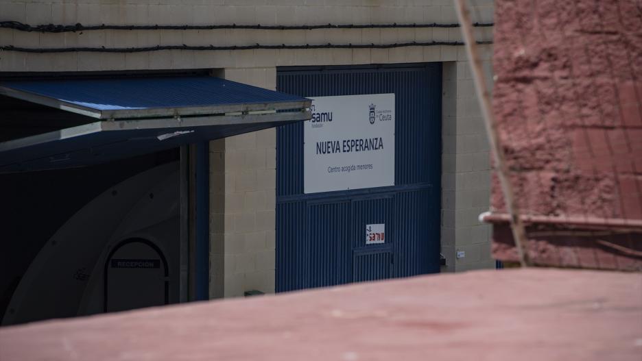 Exterior de las naves industriales de El Tarajal en Ceuta (España). La sobreocupación del centro de menores de la Esperanza, ha obligado al Gobierno de Ceuta a alojar menores migrantes en naves industriales de El Tarajal, que han denominado como ‘La Esperanza 2’.