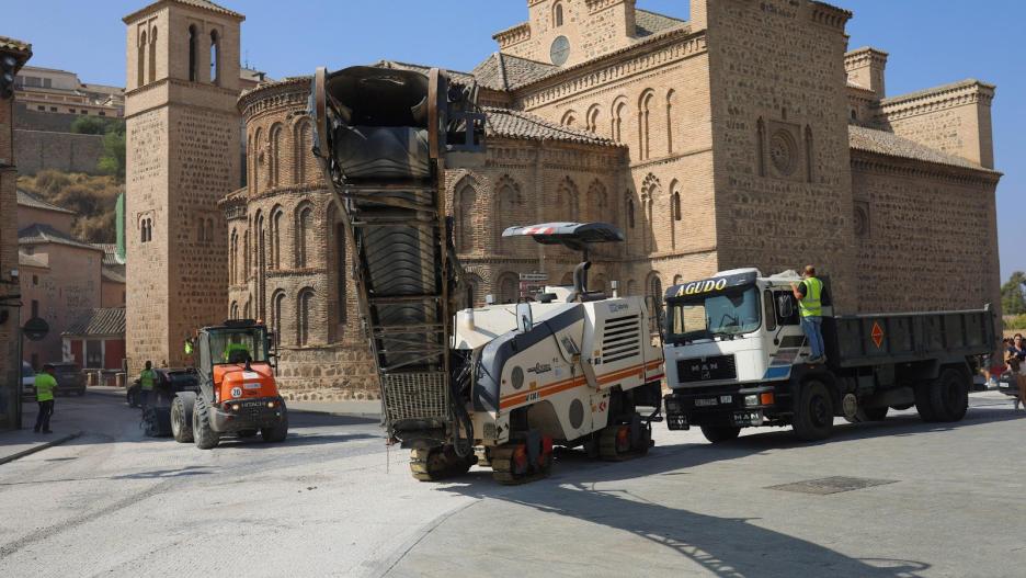 Las obras de asfaltado en la Puerta de Bisagra provocan que desde este miércoles los autobuses no paren en Zocodover.