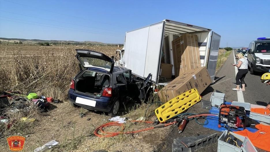 Seis heridos al colisionar un coche con un camión en Talavera de la Reina (Toledo)