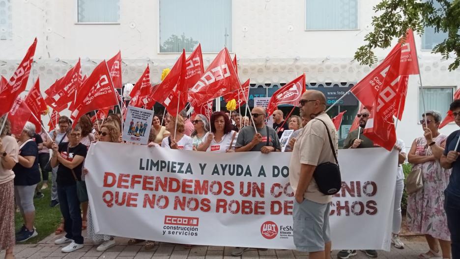 Concentración de las trabajadoras de la limpieza frente a FEDA.