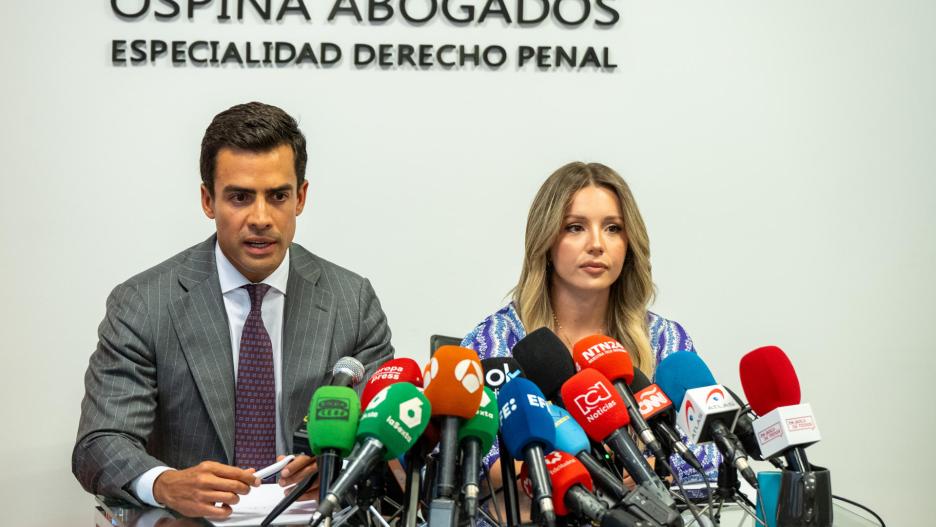 MADRID, 29/08/2024.- Los abogados de la familia del colombiano Edwin Arrieta, Juan Gonzalo Ospina y Beatriz Uriarte, durante la rueda de prensa ofrecida este jueves. EFE/Fernando Villar