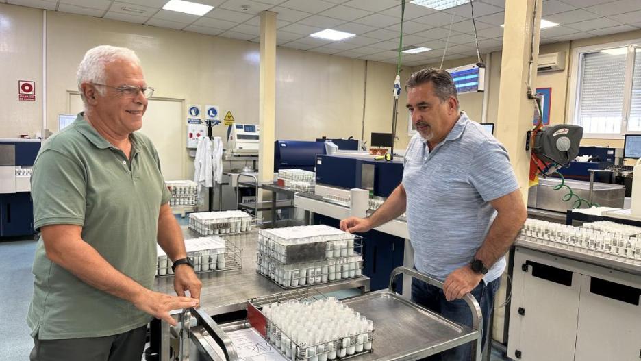 Joaquín Cuadrado, director general de Ordenación Agropecuaria, durante una reunión con responsables del Laboratorio Interprofesional Lácteo de Castilla-La Mancha ubicado en Talavera de la Reina.