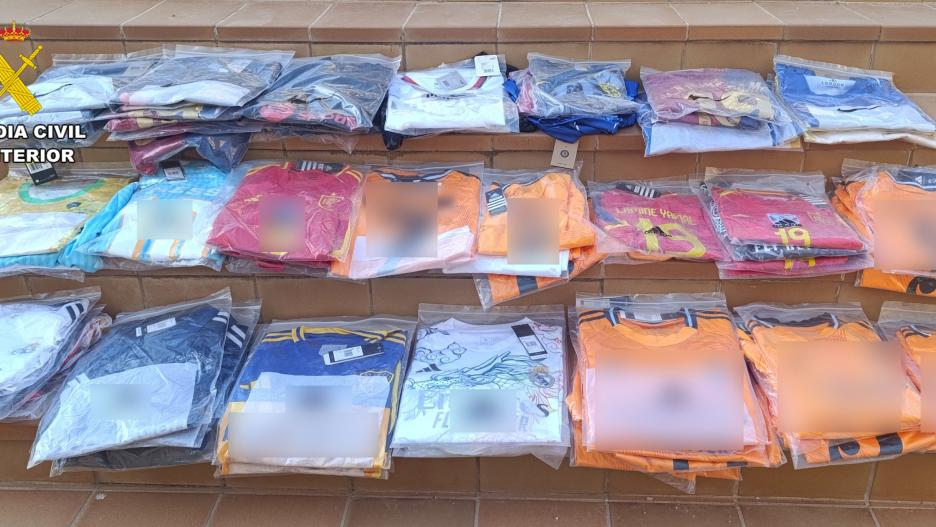 Camisetas falsificadas intervenidos por la Guardia Civil de Albacete