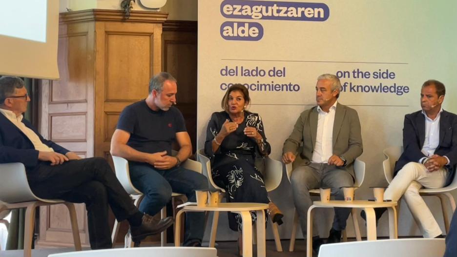 La Directora General de Castilla-La Mancha Media, Carmen Amores, durante su intervención en el curso de verano de la Universidad del País Vasco