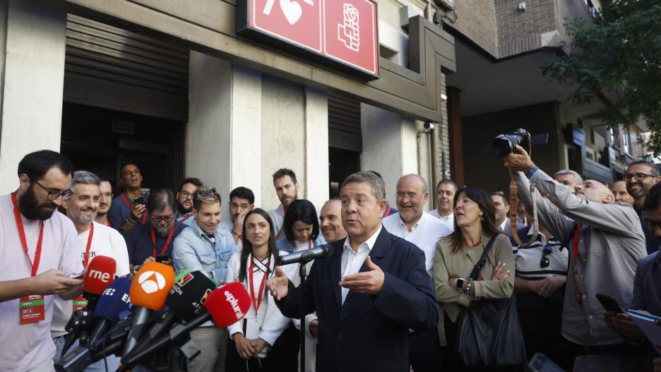 MADRID, 07/09/2024.- El presidente de Castilla-La Mancha, Emiliano García-Page, a su llegada al Comité Federal de su partido este sábado en Madrid. EFE/ Juanjo Martín