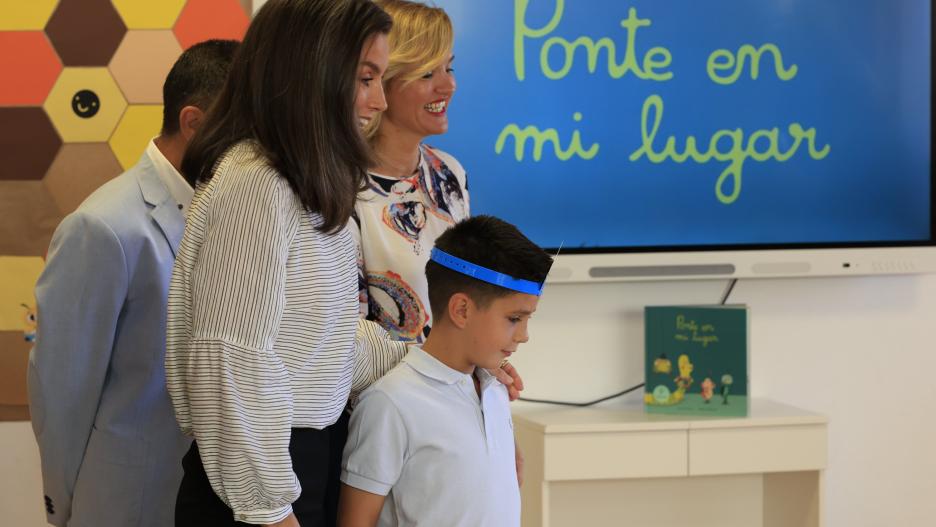 La reina Letizia durante su visita en Azuqueca.