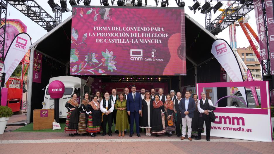 Foto de familia de la firma del convenio de colaboración entre la Consejería de Educación, Cultura y Deporte y Castilla-La Mancha Media en la que también han participado la Asociación Regional de Folclore de CLM y los manchegos de la Feria de Albacete.