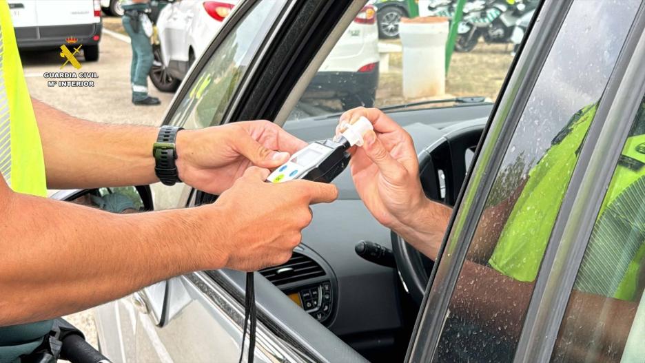 (Foto de ARCHIVO)
Control de alcoholemia y drogas de la Guardia Civil

REMITIDA / HANDOUT por GUARDIA CIVIL DE LA RIOJA
Fotografía remitida a medios de comunicación exclusivamente para ilustrar la noticia a la que hace referencia la imagen, y citando la procedencia de la imagen en la firma
06/8/2024