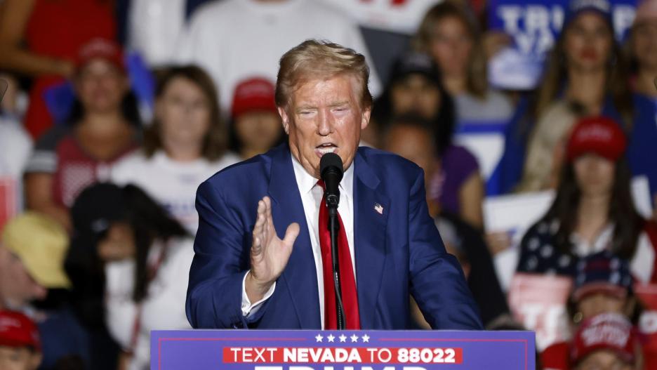 Las Vegas (United States), 13/09/2024.- Former US President Donald Trump speaks at a campaign rally at the Expo at World Market Center in Las Vegas, Nevada, USA, 13 September 2024. EFE/EPA/BIZUAYEHU TESFAYE