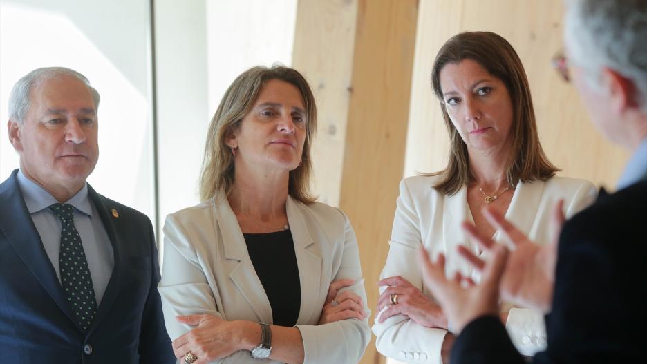 (Foto de ARCHIVO)
Lugo. La Ministra de Transición Ecológica y Reto Demográfico, Teresa Ribera, visita el edificio Impulso Verde en Lugo, construído enteramente de madera de pino y eucalipto con cobertura de pizarra.

CARLOS CASTRO/EUROPA PRESS
06/10/2022