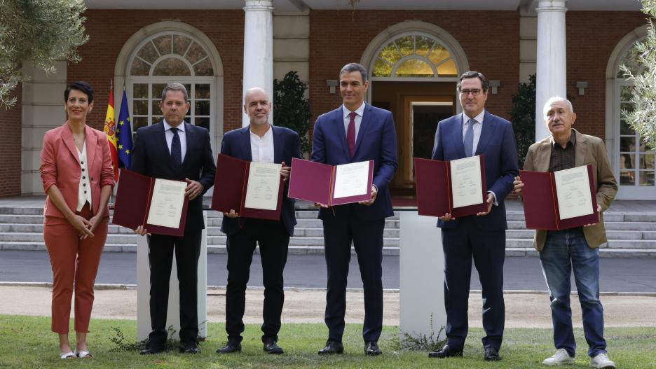 El presidente del Gobierno, Pedro Sánchez (c), posa con los representantes de la patronal y los sindicatos durante la firma del nuevo acuerdo en materia de pensiones este miércoles en el Palacio de la Moncloa. (De izq a der) La ministra de Inclusión, Seguridad Social y Migraciones, Elma Sáiz; el presidente de Cepyme, Gerardo Cuerva; el secretario general de CCOO, Unai Sordo; Pedro Sánchez; el presidente de la CEOE, Antonio Garameni, y el secretario general de UGT, Pepe Álvarez. EFE/ Zipi