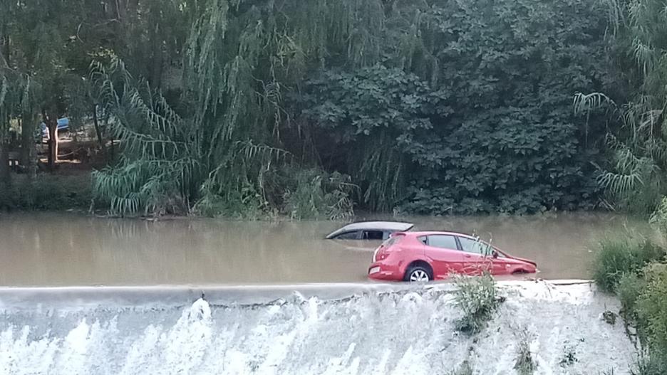 Una riada en Alcalá del Júcar arrastra una quincena de coches, 18/09/2024