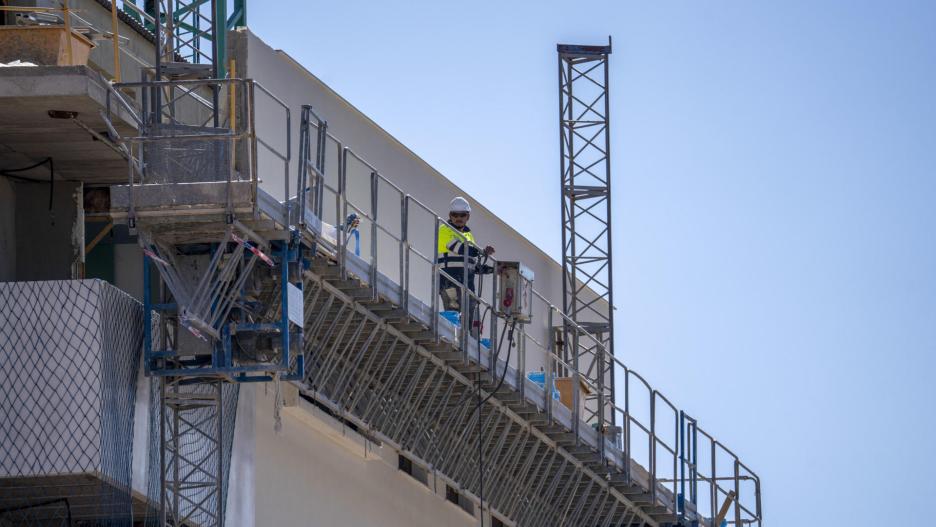 TERUEL, 11/09/2024.- Obras de construcción de un edificio de Teruel, este miércoles. El 43 % de los inquilinos no puede acceder a una vivienda en propiedad, cinco puntos más que el año anterior, cuando se situaba en el 38 %, según un estudio realizado por el portal inmobiliario Fotocasa. EFE/Antonio García