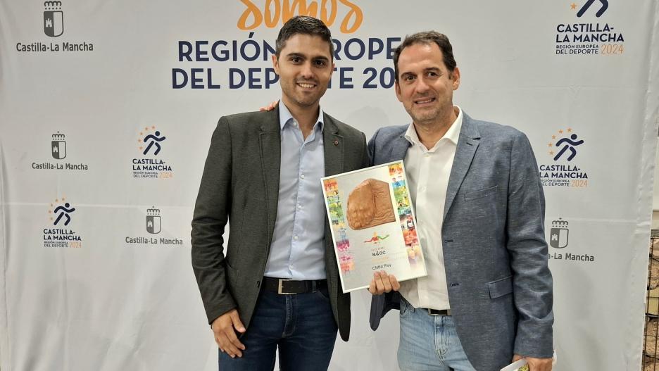 Isaías Blázquez y Alberto Jiménez, director digital y jefe de deportes respectivamente, recogen el premio de la ADOC