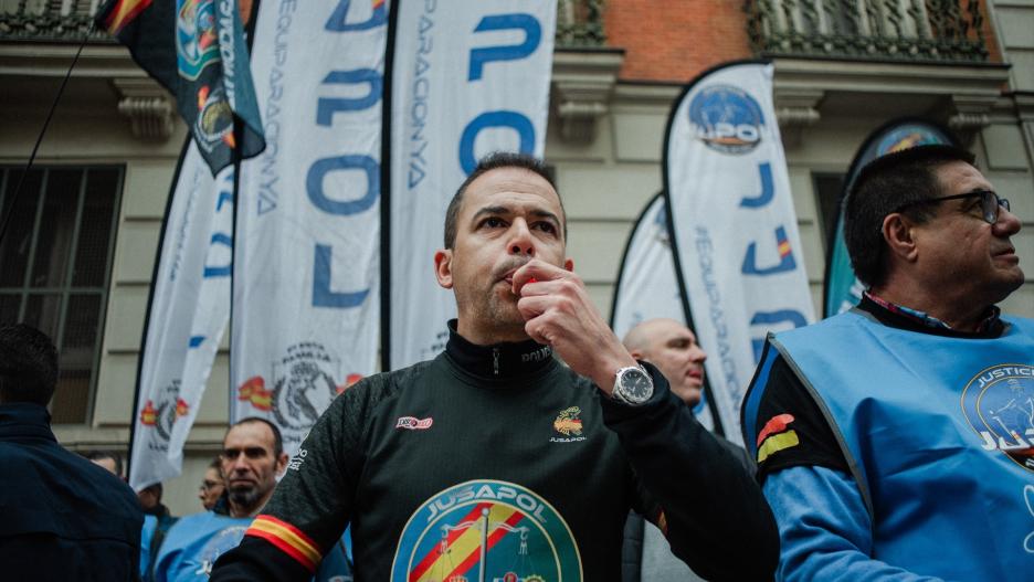 (Foto de ARCHIVO)
Manifestantes durante una concentración de policías y guardias civiles, frente al Ministerio del Interior, a 8 de febrero de 2024, en Madrid (España). Convocados por Jusapol, los manifestantes protestan contra la Ley de Amnistía y exigen una equiparación salarial de Fuerzas y Cuerpos de Seguridad del Estado con las policías autonómicas, así como una jubilación digna y en igualdad de condiciones al resto de cuerpos policiales de España para los miembros de la Policía Nacional y la Guardia Civil.

Mateo Lanzuela / Europa Press
08 FEBRERO 2024;MADRID;POLICÍAS;GUARDIAS CIVILES;LEY DE AMNISTIA;CONDICIONES LABORALES;EQUIPARACIÓN SALARIAL
08/2/2024