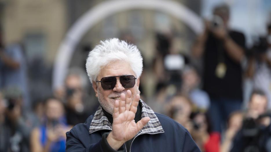 SAN SEBASTIÁN, 25/09/2024.- El realizador Pedro Almodovar, posa a su llegada al Festival Internacional de Cine de San Sebastián. EFE/Juan Herrero.