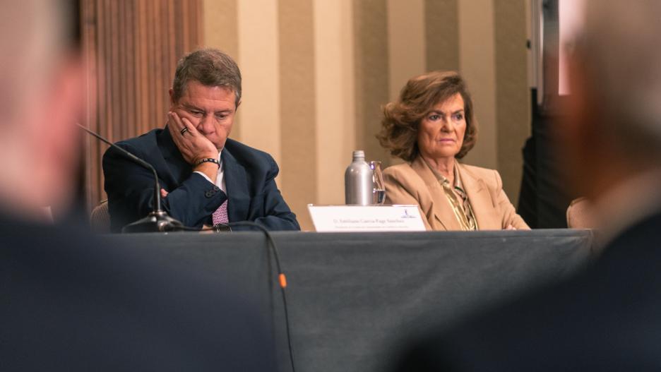 La presidenta del Consejo de Estado, Carmen Calvo, y el presidente de Castilla-La Mancha, Emiliano García-Page, durante la inauguración de las XXIII Jornadas Nacionales de la Función Consultiva, en el Hotel Eurostars Palacio de Buenavista, a 26 de septiembre de 2024, en Toledo, Castilla-La Mancha (España). Las jornadas, organizadas por el Consejo Consultivo de Castilla-La Mancha, se celebran en Toledo hoy y mañana, 27 de septiembre. Durante las ponencias, se abordan temas como la incidencia de la inteligencia artificial en el ámbito jurídico, la calidad del procedimiento normativo y el principio de seguridad jurídica, así como la responsabilidad del contratista en las reclamaciones patrimoniales frente a la administración y la revisión de los actos administrativos en los procedimientos selectivos.

Juan Moreno / Europa Press
26 SEPTIEMBRE 2024;CONSEJO;CONSULTIVO;JURÍDICO;DEBATE;PONENCIAS;CHARLAS;JORNADAS
26/9/2024