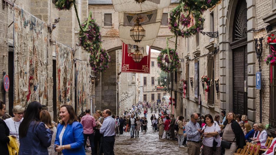 (Foto de ARCHIVO)
Tapices colgados en paredes durante la procesión del Corpus Christi en las calles de Toledo, a 8 de junio de 2023, en Toledo, Castilla-La Mancha (España). La celebración del Corpus Christi en Toledo se extiende durante una semana con numerosos actos, conciertos y celebraciones que conforman esta Fiesta de Interés Turístico Internacional. Hoy es el día grande de la fiesta, cuando tiene lugar la procesión del Corpus hasta la catedral de Toledo. Además, se pueden visitar los patios toledanos y las coloridas alfombras típicas del Corpus.

Mateo Lanzuela / Europa Press
08 JUNIO 2023;TOLEDO;CORPUS CHRISTI;2023
08/6/2023