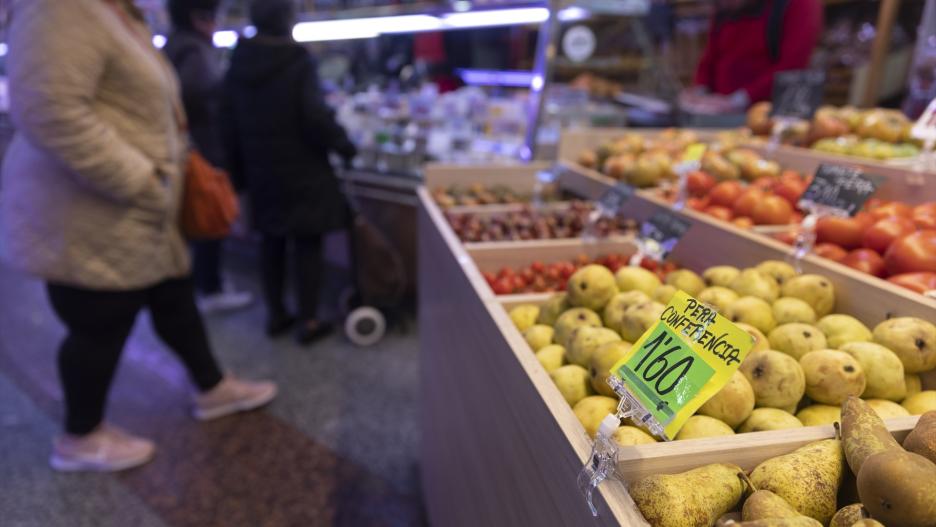 (Foto de ARCHIVO)
Peras en un puesto de frutas en un mercado, a 15 de marzo de 2023, en Madrid (España). El Índice de Precios de Consumo (IPC) ha subido un 0,9% en febrero en relación al mes anterior y elevó una décima su tasa interanual, hasta el 6%, por el encarecimiento de la electricidad, de los paquetes turísticos y de los alimentos, que dispararon sus precios un 16,6% interanual, su mayor alza desde 1994, según los datos definitivos publicados hoy por el Instituto Nacional de Estadística (INE). La inflación definitiva de febrero es una décima inferior a la avanzada a finales del mes pasado, cuando el INE apuntó a una tasa del 6,1%, mientras que la subida mensual finalmente ha sido de nueve décimas, frente al aumento del 1% estimado inicialmente.

Eduardo Parra / Europa Press
15 MARZO 2023;PRECIOS;INFLACCIÓN;CESTA DE LA COMPRA;ALIMENTACIÓN;PRODUCTOS BÁSICOS;GALERÍA DE ALIMENTACIÓN;COMIDA;FRESAS;MANDARINAS;PAPAYA;MELÓN;UVAS;MANZANAS;KIWIS;
15/3/2023