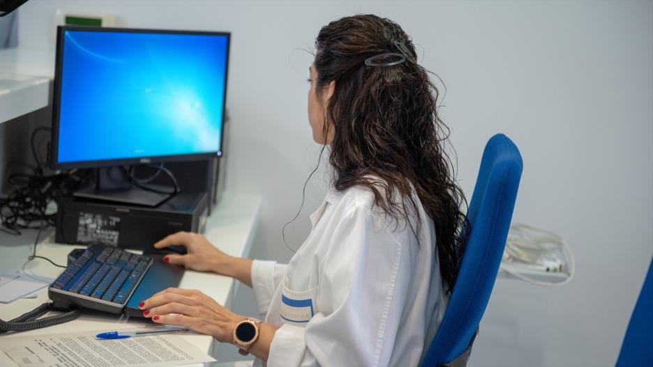 (Foto de ARCHIVO)
Este programa de carácter regional aboga por la estabilidad de los especialistas y Entre las categorías más demandadas se encuentra la atención primaria, la medicina de familia --pediatras--, enfermería, radiología o especialidades quirúrgicas, entre otras