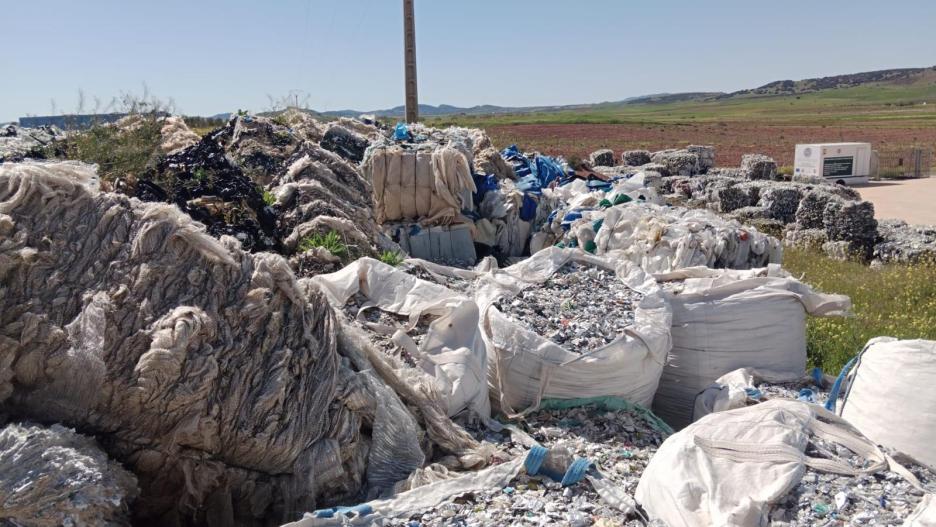 Parte de las 300 toneladas de residuos plásticos que están retirando en Villamanrique (Ciudad Real)