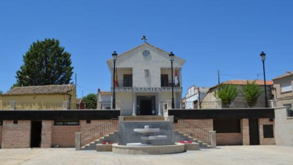 Imagen de la plaza de Licinio con el edificio del ayuntamiento al fondo