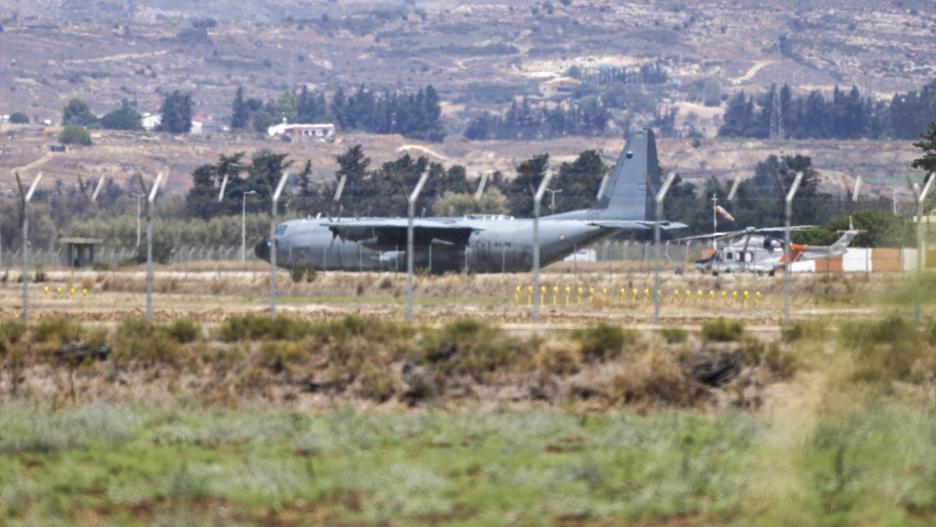 (Foto de ARCHIVO)
09 August 2024, Cyprus, Paphos: A military aircraft stands on the tarmac at Paphos Airport in Cyprus. The Republic of Cyprus is prepared to assist in the evacuation of citizens of the EU and other states in the event of an escalation in Lebanon and Israel. The evacuation plan, known as "Hestia", reportedly provides for airplanes from EU states and third countries to bring their own citizens and family members from Lebanon or Israel to Cyprus. The airports of Larnaca and Paphos are available for this purpose. Photo: Christoph Reichwein/dpa

09/8/2024 ONLY FOR USE IN SPAIN