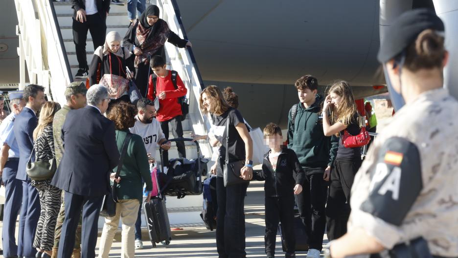 Bajan del avión del Ministerio de Defensa los primeros españoles evacuados del Líbano, Torrejón (Madrid)