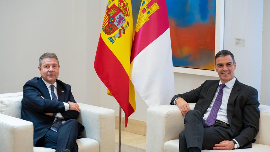 MADRID, 04/10/2024.- El presidente del Gobierno, Pedro Sánchez (d), recibe este viernes en Moncloa al presidente de Castilla-La Mancha, Emiliano García-Page (i), dentro de la ronda de encuentros con presidentes autonómicos que está manteniendo. EFE/ Fernando Villar