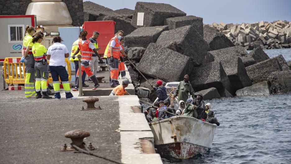 (Foto de ARCHIVO)
Un cayuco a su llegada al puerto de La Restinga, a 14 de septiembre de 2024, en El Hierro, Canarias (España). Se trata de la segunda embarcación que llega hoy a la isla de El Hierro. Contaba con 28 inmigrantes de origen subsahariano, entre los ocupantes se encontraban 23 varones adultos, 4 mujeres adultas y una menor. Fueron rescatados por la Salvamar "Adhara" y los migrantes serán trasladados al Centro de Atención Temporal de Extranjeros (CATE) de San Andrés para continuar con los procedimientos correspondientes.

Antonio Sempere / Europa Press
14 SEPTIEMBRE 2024;MIGRANTES;INMIGRACIÓN;RESCATE;CAYUCO;PATERA;SUBASAHARIANO;SALVAMENTO MARÍTIMO
14/9/2024