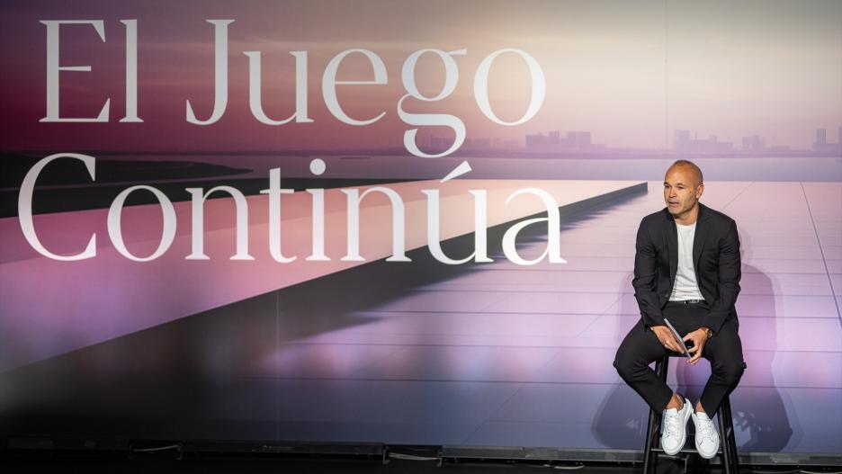 El jugador Andrés Iniesta durante una rueda de prensa, en el America’s Cup Experience, ubicado en el Port Vell de Barcelona, a 8 de octubre de 2024, en Barcelona, Cataluña (España). Con 885 partidos a sus espaldas, Iniesta se despide del fútbol como una leyenda del Barça y de la selección española. En su palmarés constan 38 títulos: 9 Ligas, 6 Copas del Rey, 4 Champions, 3 Mundiales de Clubes, 3 Supercopas de Europa y 7 supercopas de España, con el Barça. Con la selección española alzó 2 Eurocopas y un Mundial, marcando gol en la final. En Japón, con el Vissel Kobe, ganó una copa, una liga y una supercopa. Además de ganar el premio a mejor jugador de la UEFA el año 2012.

Lorena Sopêna / Europa Press
08/10/2024