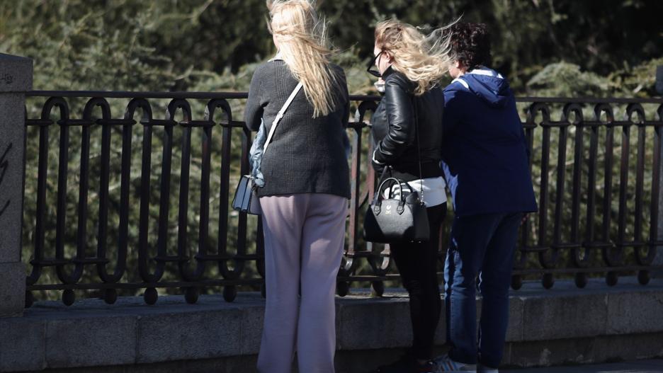 (Foto de ARCHIVO)
Transeúntes caminan abrigados por Madrid con la presencia de la borrasca 'Jorge' que desde el sábado se hace notar en la península dejando rachas muy fuertes de viento, lluvias y un frente frío, en Madrid (España), a 2 de marzo de 2020.

Eduardo Parra / Europa Press
02 MARZO 2020;BORRASCA;JORGE;MADRID;FRIO
02/3/2020