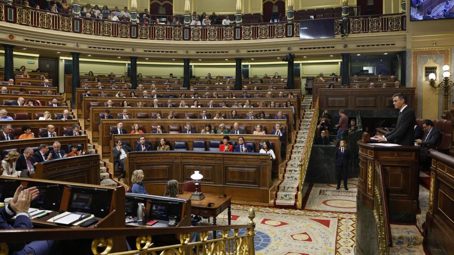 MADRID, 09/10/2024.- El jefe del Ejecutivo, Pedro Sánchez, da cuenta este miércoles en el Congreso de las medidas adoptadas para hacer frente a la presión migratoria mientras el Gobierno y el PP siguen sin ponerse de acuerdo para la gestión de los menores migrantes no acompañados. EFE/ J.J.Guillen