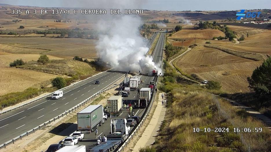 Cortada la A-3 en sentido Valencia por el incendio de un camión a la altura de Cervera del Llano (Cuenca)