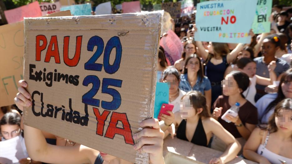 (Foto de ARCHIVO)
Varios alumnos manifestantes durante una huelga estudiantil convocada por los alumnos de 2º de Bachillerato de la Región de Murcia, a 4 de octubre de 2024, en Murcia, Región de Murcia (España). Los estudiantes murcianos de 2º de Bachillerato, convocantes de la huelga, denuncian la incertidumbre y el desamparo al que se enfrentan en cuanto a las Pruebas de Acceso a la Universidad (PAU), que se celebrarán en junio de 2025.

Edu Botella / Europa Press
04 OCTUBRE 2024;MURCIA;PAU;SELECTIVIDAD
04/10/2024