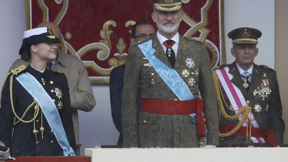 MADRID, 12/10/2024.- El rey de España, Felipe VI, acompañado por la princesa de Asturias, Leonor de Borbón (i), preside este sábado al tradicional desfile del Día de la Fiesta Nacional por el Paseo del Prado de Madrid. Un total de 4.092 efectivos de las Fuerzas Armadas, de los cuales 473 son mujeres, 85 aeronaves, 266 vehículos motorizados y 210 caballos participarán en la parada militar. EFE/Chema Moya