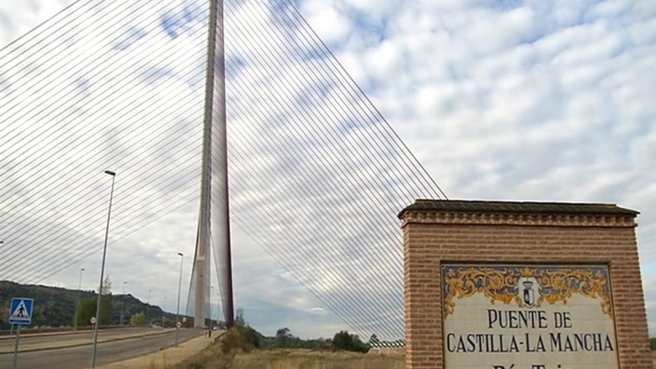 Muere un joven de 26 años al intentar escalar el puente atirantado de Talavera de la Reina