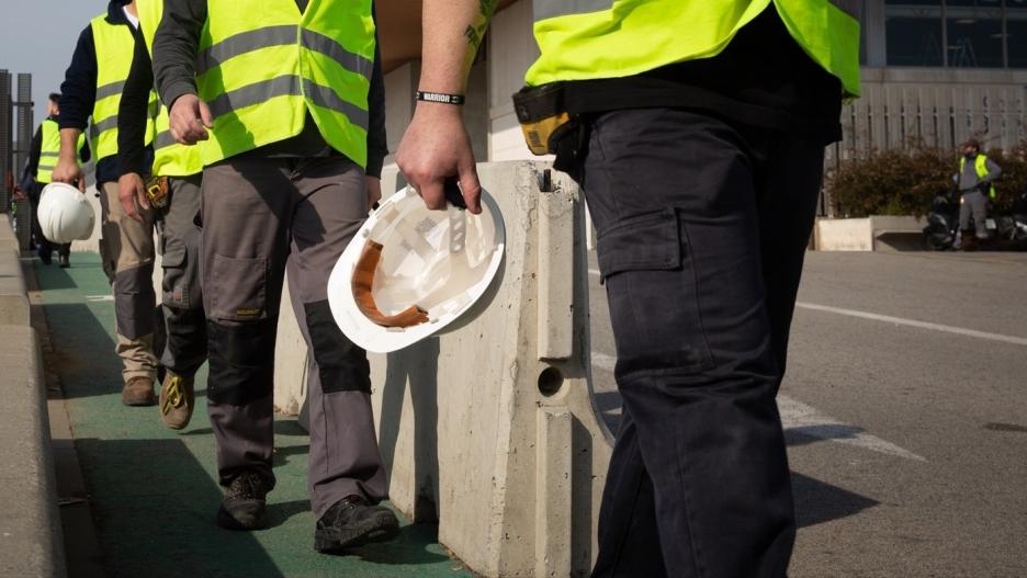 (Foto de ARCHIVO)
Varios trabajadores con chalecos amarillos y cascos blanco en el acceso 4 del recinto del Mobile World Congress (MWC) durante el desmantelamiento de los stands de la feria tras su cancelación por la crisis del coronavirus y las anulaciones de empresas, en Barcelona/Catalunya (España) a 13 de febrero de 2020.

David Zorraquino / Europa Press
13 FEBRERO 2020 CORONAVIRUS;GSMA;TELEFONÍA MÓVIL;PABELLÓN;OBRERO;CASCO DE OBRAS;
13/2/2020