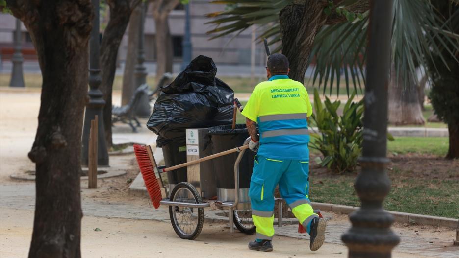 (Foto de ARCHIVO)
Un trabajador municipal de mantenimiento urbano del Ayuntamiento de Cádiz.

ROCÍO RUZ/EUROPA PRESS
17/5/2024