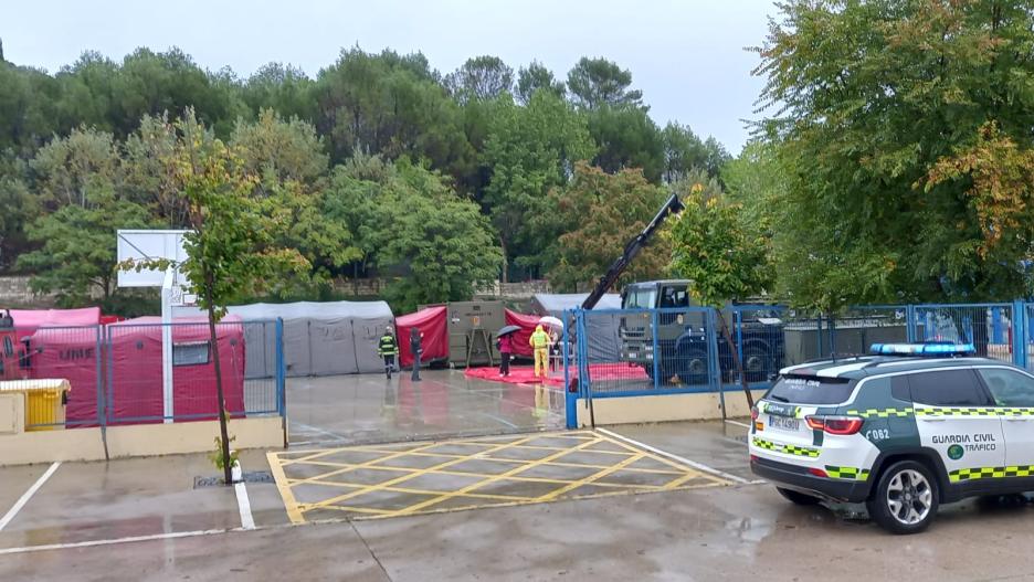 Fotos de PMA en Brihuega, del bus de la UME con alumnado del instituto de Cifuentes evacuado y al fodo hospital de campaña de SESCAM