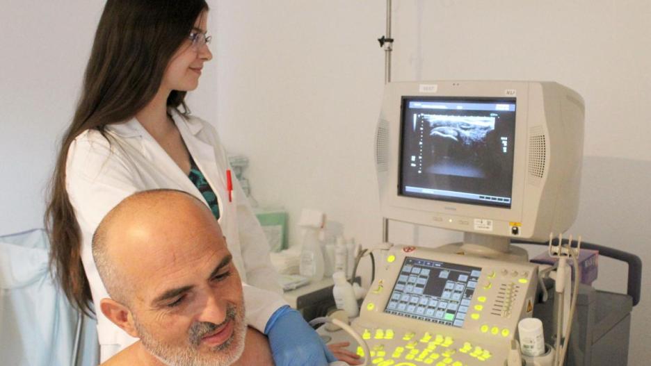 El Hospital de Puertollano pone en marcha una unidad de patologías osteoarticulares con tratamientos mínimamente invasivos