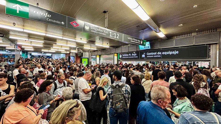 Las incidencias en Atocha y Chamartín provocan la cancelación de varios trenes previstos para hoy.