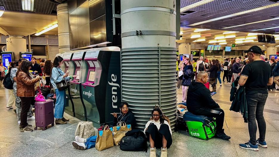 Cientos de personas en la estación de Atocha este fin de semana.